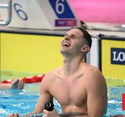 Kiwi swim team's poolside haka for Lewis Clareburt at Commonwealth Games - Stuff
